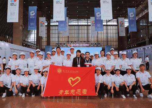 求是學院志愿者助力貴陽工業(yè)產(chǎn)品博覽會，展現(xiàn)專業(yè)服務(wù)風采